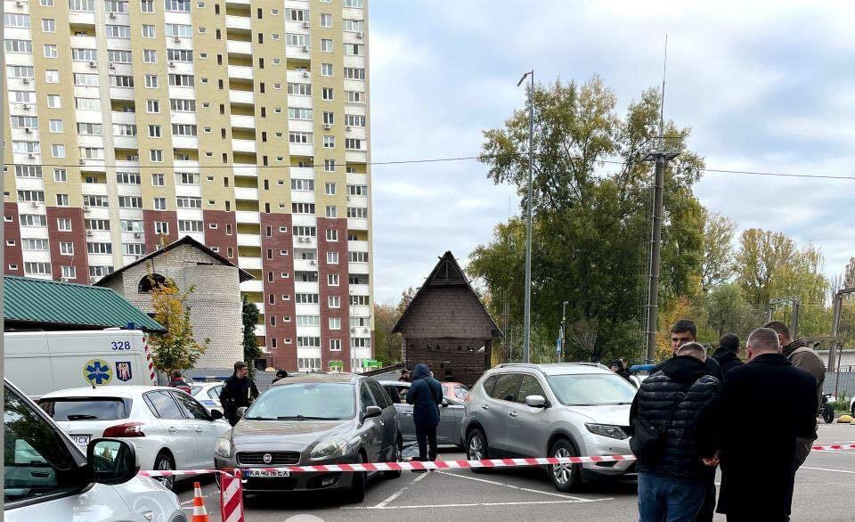 До довічного позбавлення волі засуджено чоловіка, який у Києві вбив трьох людей, аби не повертати три тисячі гривень.
