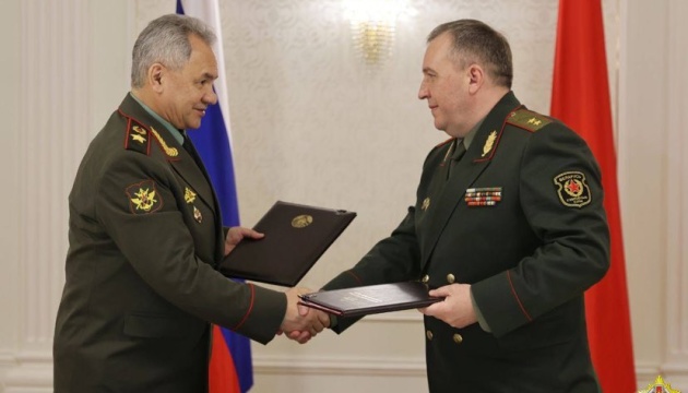 Міністри оборони Білорусі та Росії Віктор Хренін та Сергій Шойгу підписали документи щодо розміщення нестратегічної ядерної зброї на території Білорусі.