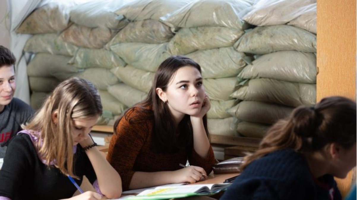 В Україні 2022-2023 навчальний рік традиційно розпочинається 1 вересня. Однак цього року через війну відкриється лише 51% шкіл.