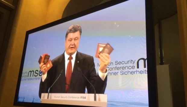 Порошенко во время выступления в Мюнхене показал военные билеты солдат РФ 