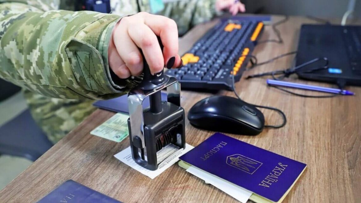 Міністр економіки Юлія Свириденко заявила про те, що військовозобов'язаним чоловікам, які мають броню, можуть дозволити виїжджати за кордон.

