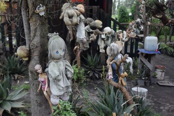 Туристи почали масово відвідують острів, усіяний тисячами ляльок, попри його похмурість. 
