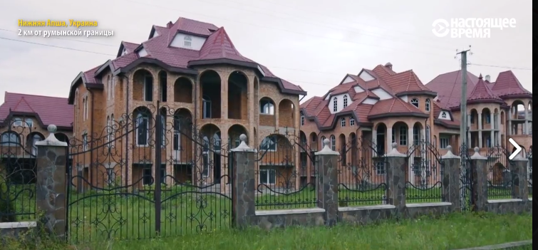 За два кілометри від українсько-румунського кордону ціле село всіяне шикарними будинками.