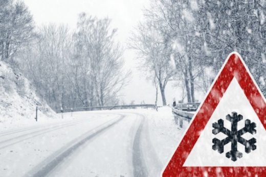 Проезд через 4 перевалы Закарпатья пока свободен. Интенсивный снег, который начался на Закарпатье в ночь на вторник, значительно усложнил проезд тяжеловесного транспорта по дорогам области. 