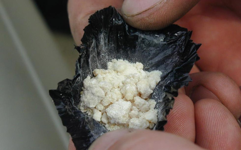 В іномарці «Хюндай» 24-річного ужгородця поліцейські виявили два грами синтетичного наркотика амфетамін, паперовий згорток із марихуаною та підозрілі таблетки.