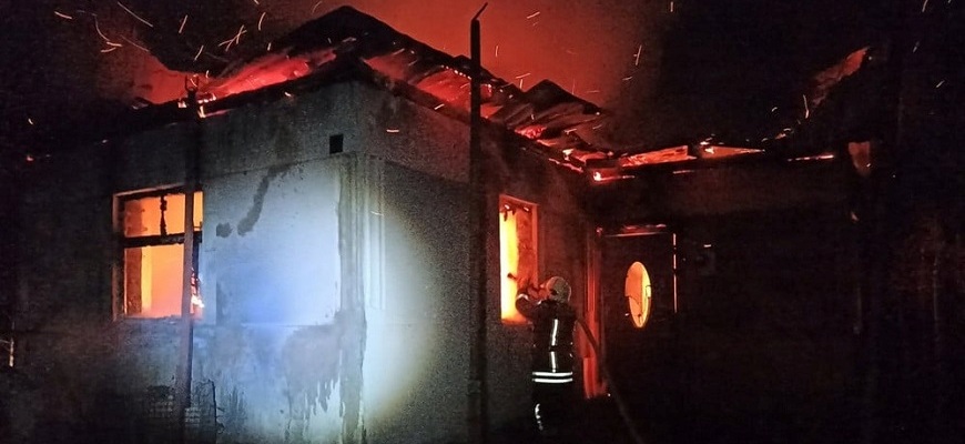 Мукачівські рятувальники ліквідували пожежу в житловому будинку, розташованому в с. Жбурівці. У помешканні проживали троє осіб.