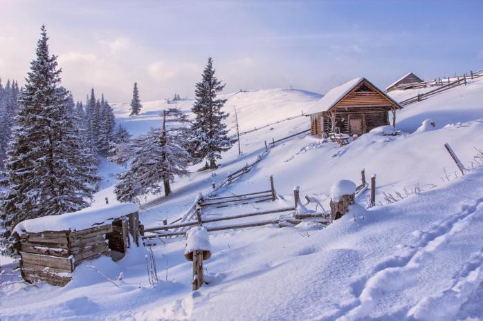 Сьогодні внаслідок снігопадів та хуртовини у горах та високогір’ї Карпат зберігається значна (третього рівня) сніголавинна небезпека.

