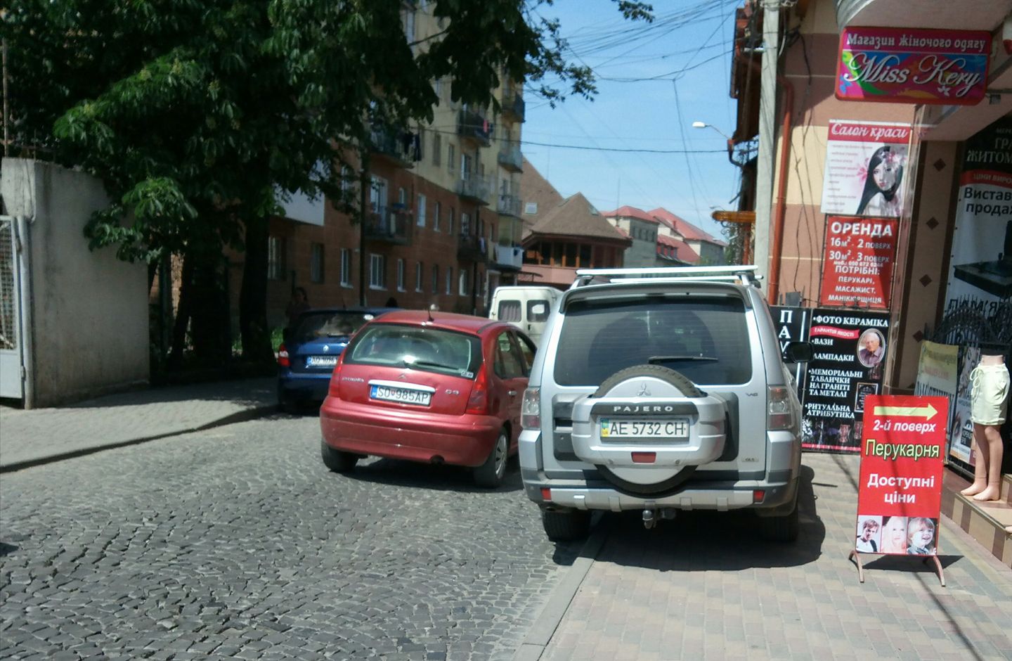 В Мукачеві вулиця Чайковського перетворилася на суцільну парковку.