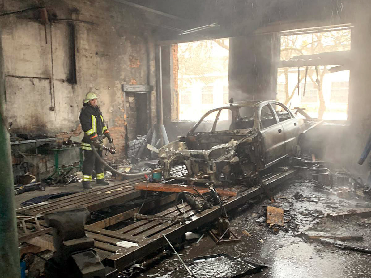 Вчора виникла пожежа в господарській будівлі, де здійснювався ремонт автомобілів.