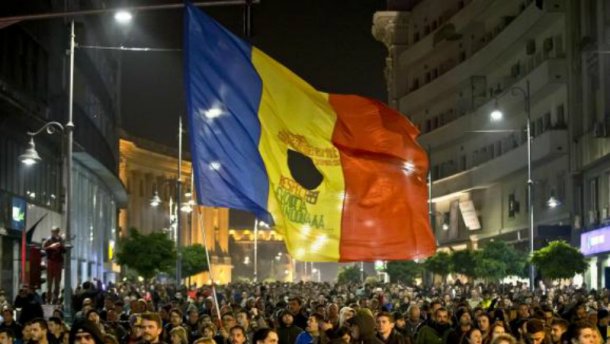 Учасники багатотисячних акцій протесту, які проходять по усій Румунії, проводять в неділю мітинги по всій країні на честь анулювання скандальних урядових постанов про пом'якшення кримінального законодавства.
