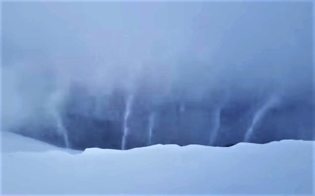 В горах на Закарпатті, крім морозів, ще й вітер посилює холод. В цій ситуації можна бути свідками унікального і красивого природного явища – снігового фонтану. 

