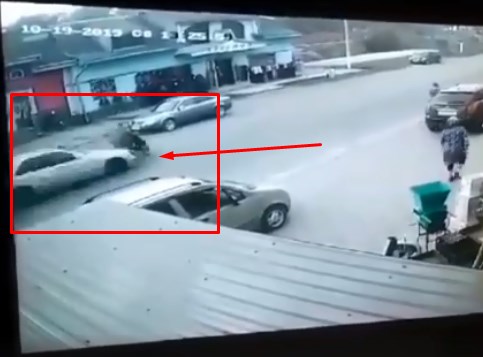 У селі Грушово Тячівського району водій автомобіля «Mercedes-Benz» допустив зіткнення зі скутером. Водій скутера помер дорогою до лікарні.
