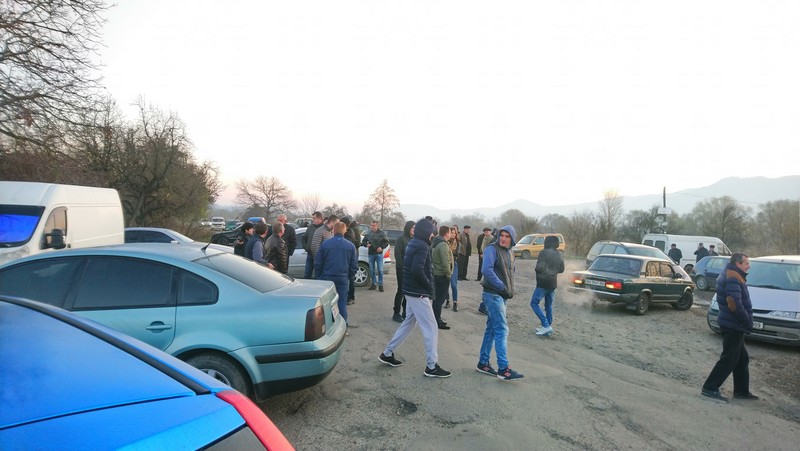 Сьогодні вранці, біля повороту в село Імстичево, люди перекрили дорогу. Вони вимагали відновити ремонт дороги 