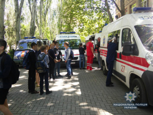 У Миколаєві через розпилення невідомого аерозолю в одній зі шкіл постраждали 36 дітей. Двоє постраждалих госпіталізовані в реанімаційне відділення.