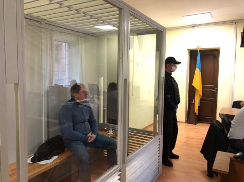 В Ужгороде началось судебное заседание по избранию меры пресечения для человека, которого обвиняют в вымогательстве 15 тыс. долларов и хулиганстве.