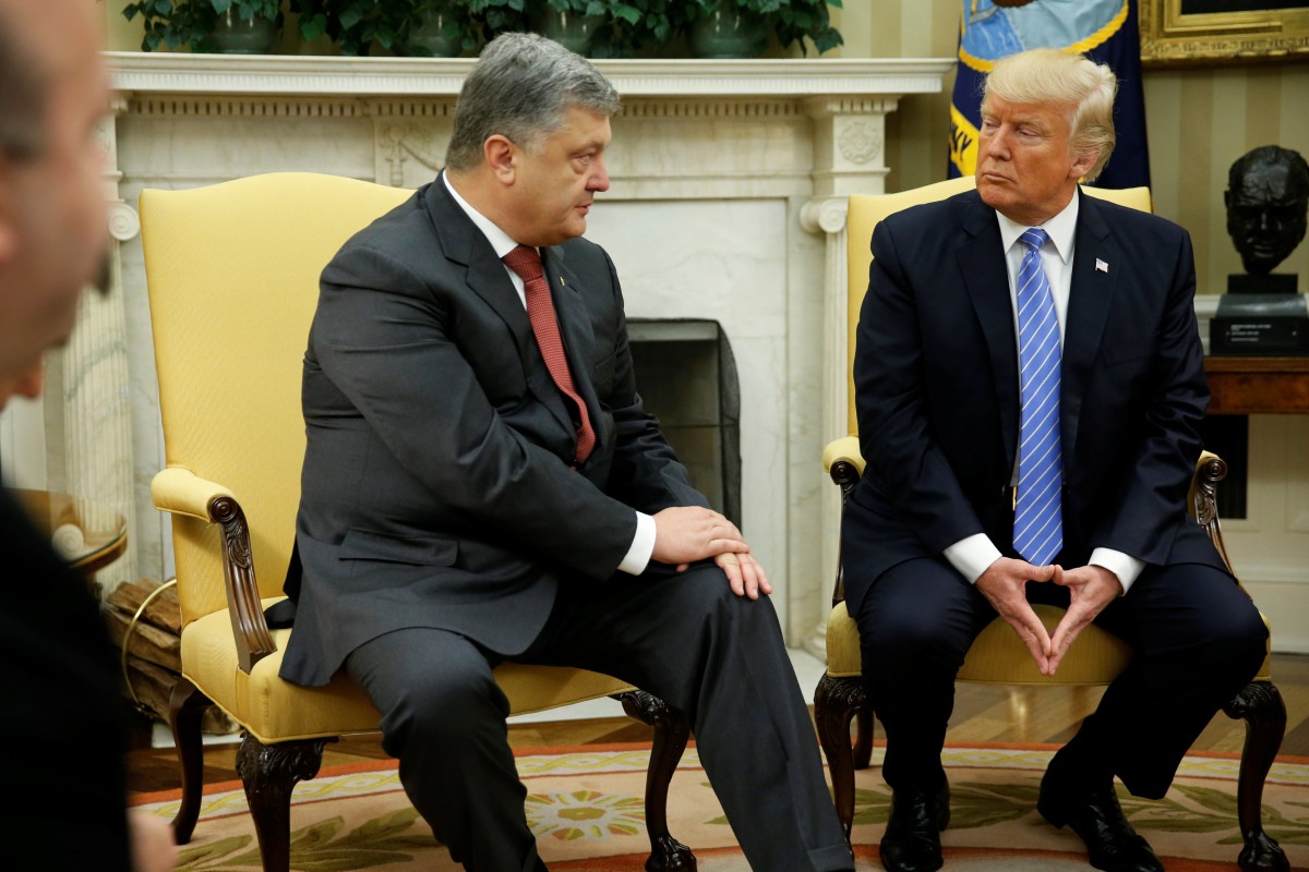 Президенти обговорювали мирне урегулювання конфлікту на сході України. 