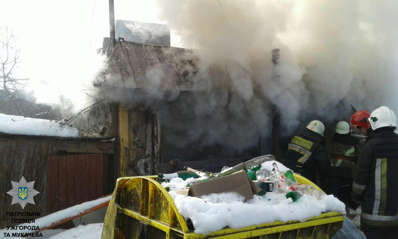 Сьогодні близько 14:00 екіпажем патрульної поліції був здійснений виїзд на вул. Високовольтну, де біля одного з відомих ресторанів Ужгорода сталось загорання будівельного вагончику.