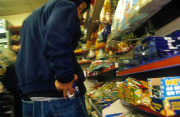 Працівники Виноградівського відділення поліції спіймали чоловіка, який кожні 2-3 дні приходив до супермаркету, щоб викрасти кілька товарів.
