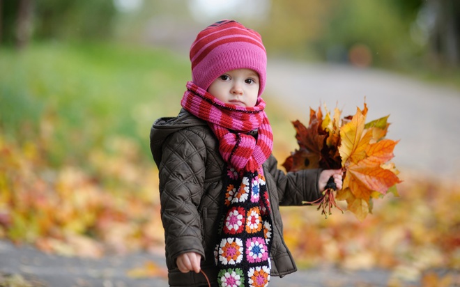 Началась осень и сразу возникают вопросы о том, как носить ребенка на прогулку. 