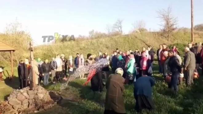 Свидетелями нового способа освящения пасхальных корзин стали прихожане из сел Шиковка и Илюмске Харьковской области.