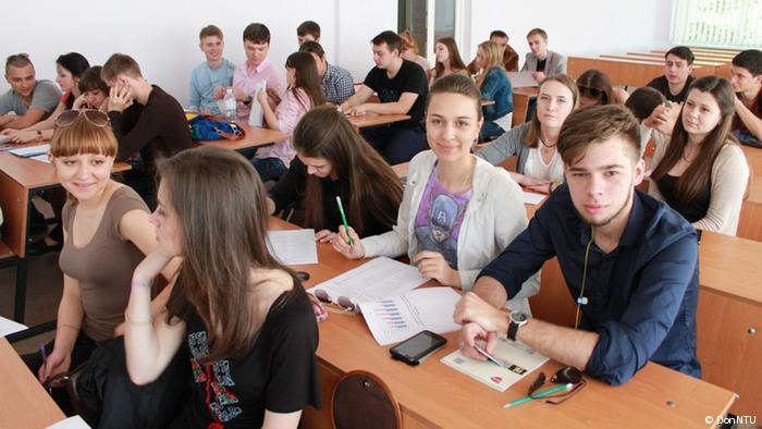 Молоді мешканці українських, російських та білоруських міст мало цікавляться політикою, але прагнуть змін в своїх країнах, показує опитування 