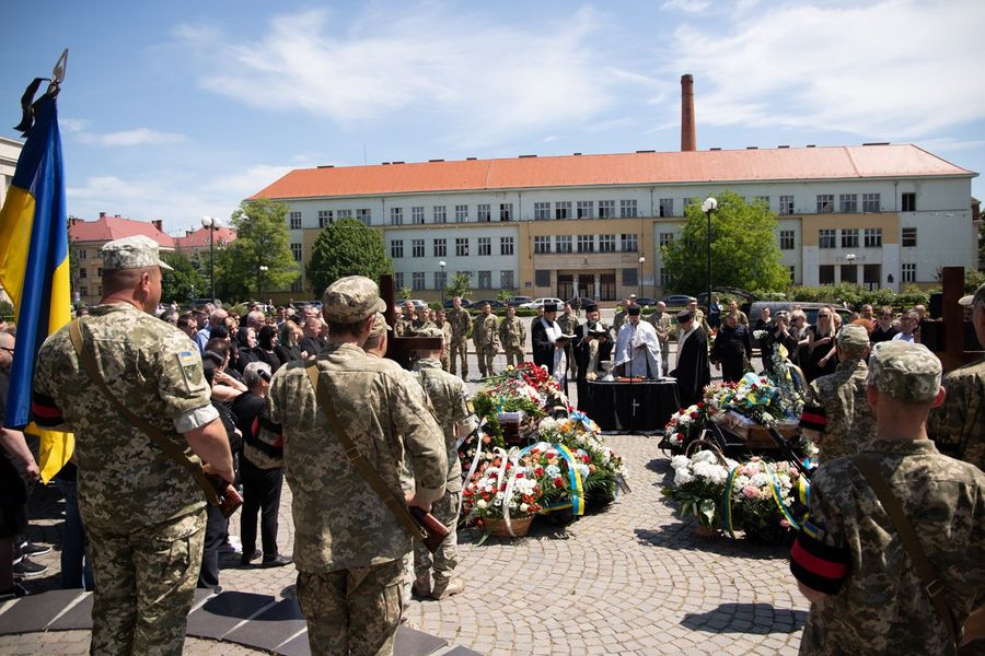 В Ужгороді попрощалися з полеглими воїнами Сергієм Бірняком і Сергієм Шимоном