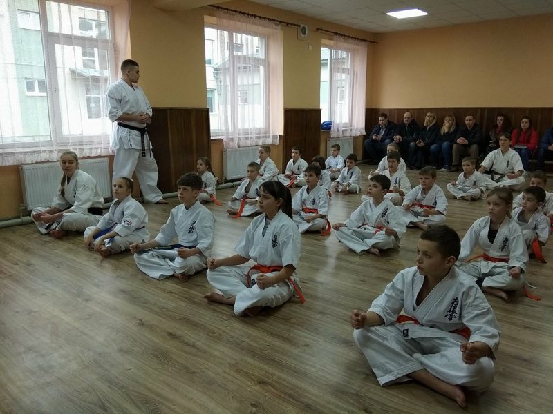 У Мукачеві майстри спорту України навчили малечу кіокушин-карате 