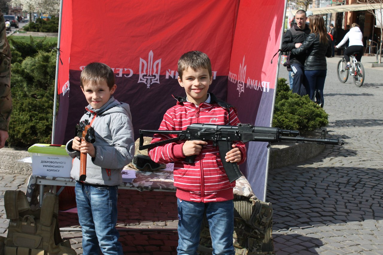 Ужгородский молодежный центр ПС Закарпатья предлагает закарпатцам отправлять детей в выездной лагерь на базе бойцов ПС. 