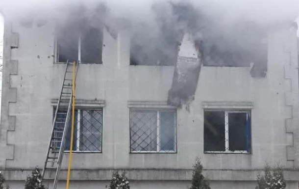 Пожарные обнаружили в сгоревшем здании 15 тел, еще пятеро получили ранения. 