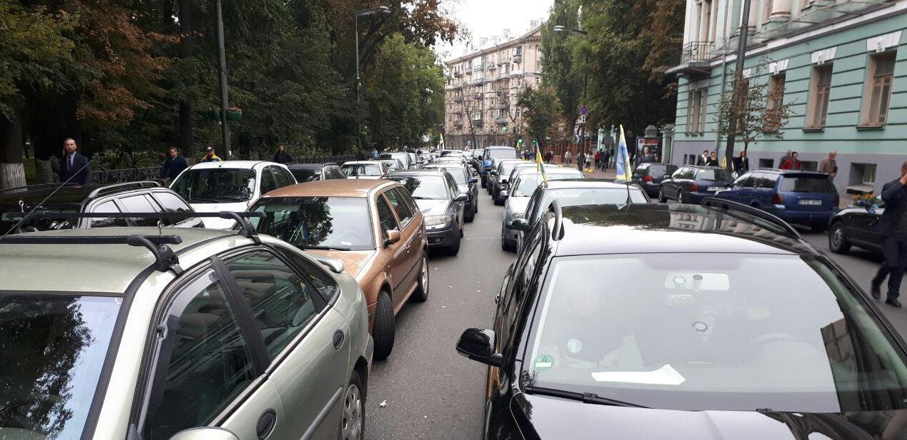 У столичному урядовому кварталі багато машин потерпають у заторах, власники авто з іноземними номерами біля ВР проводять акцію. 

