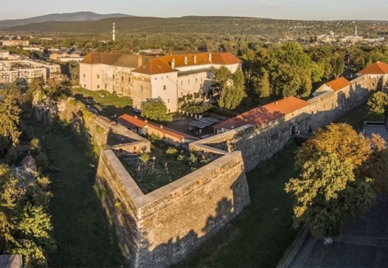 Побувати в замку не виходячи з дому: віртуальна екскурсія Ужгородським замком (ВІДЕО)