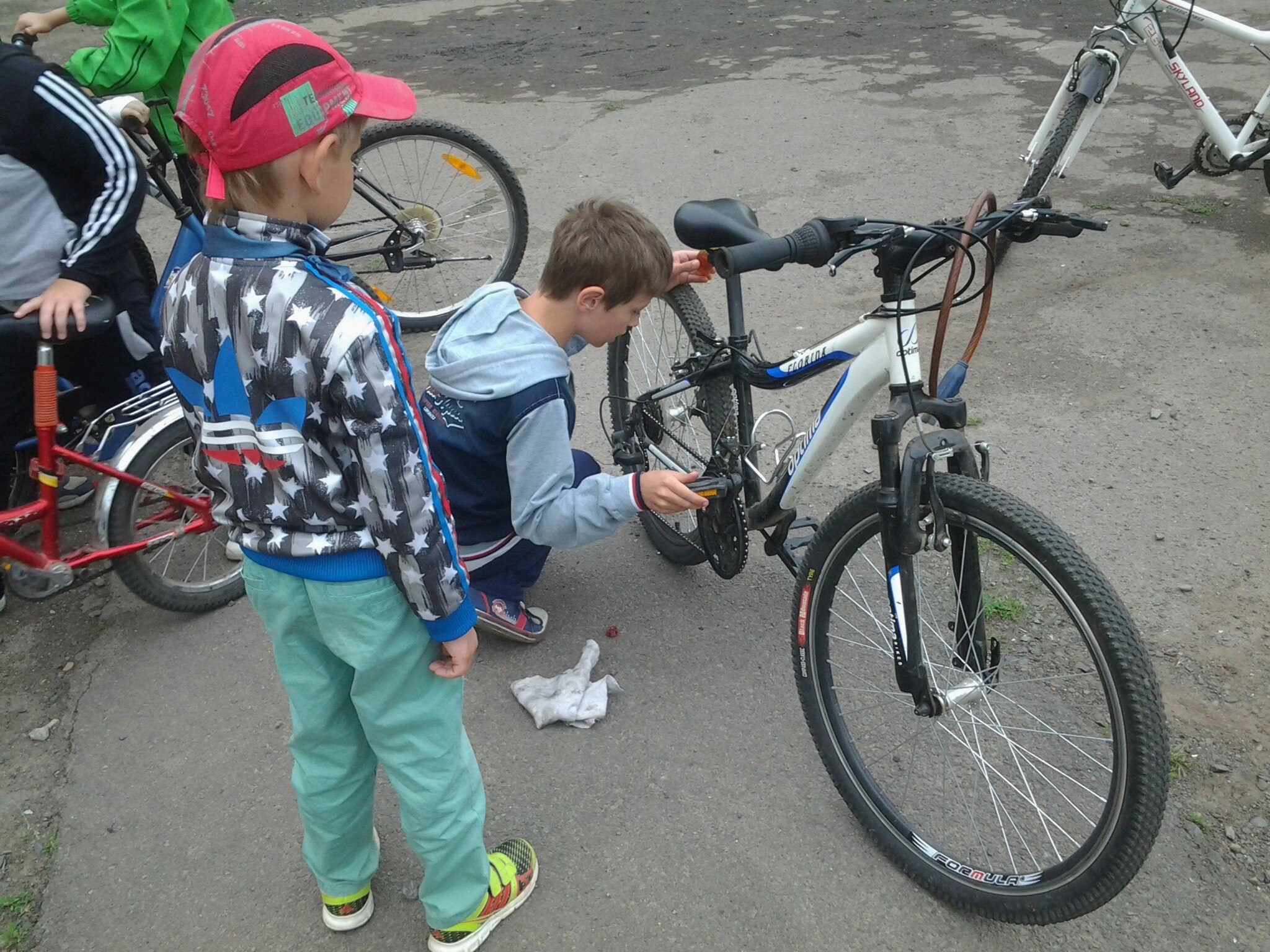 Сьогодні в Мукачеві провели перші заняття з дітками зі шкільних таборів в форматі проекту «ВелоШкола».