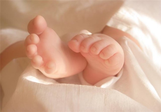 За даними Закарпатського облстату, з січня 2015-го в області померло 67 дітей віком до 1 року, в т.ч. у віці до 1 тижня—15 немовлят, у той час як за відповідний період минулого року–55 та 11.