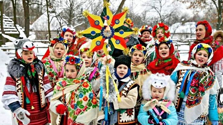 Колядки являются одной из главных традиций Рождества в Украине. Это великолепные ритуальные песни в исполнении как взрослых, так и детей.