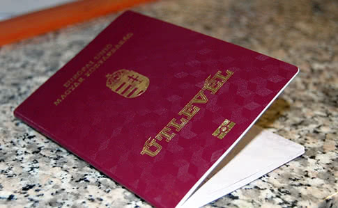 Міністр закордонних справ України Павло Клімкін допустив видворення угорського консула у Берегові після появи у мережі відеозапису із роздачею угорських паспортів.

