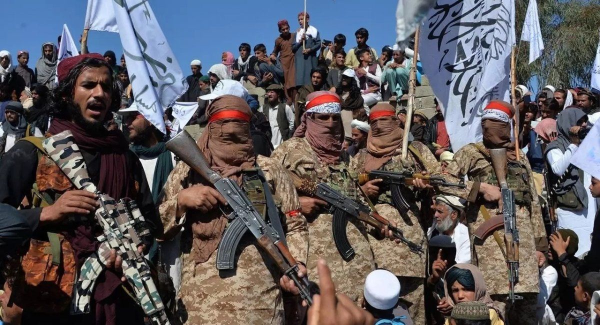 У південно-західній провінції Німруз почалися бої. Таліби атакували іранську прикордонну базу і захопили її. 