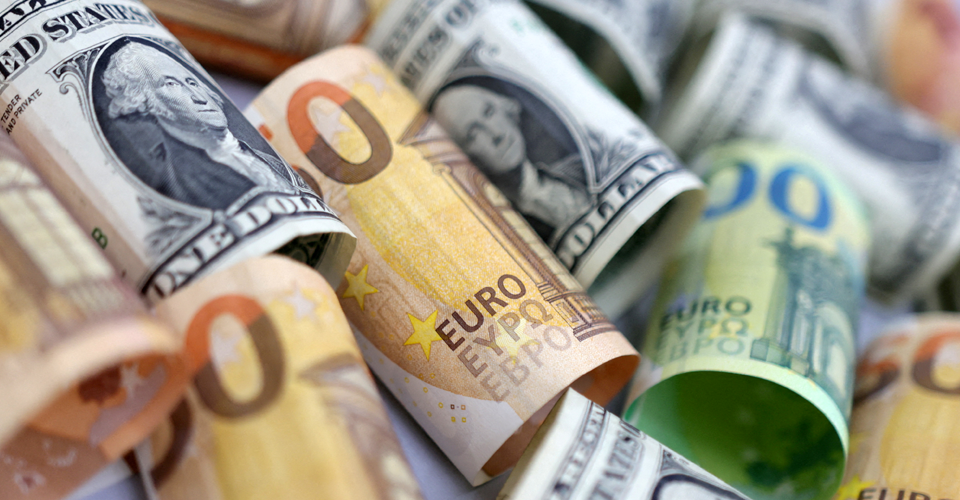У четвер, 22 грудня, гривня продовжила слабнути проти долара в касах банків, також зріс курс євро на 