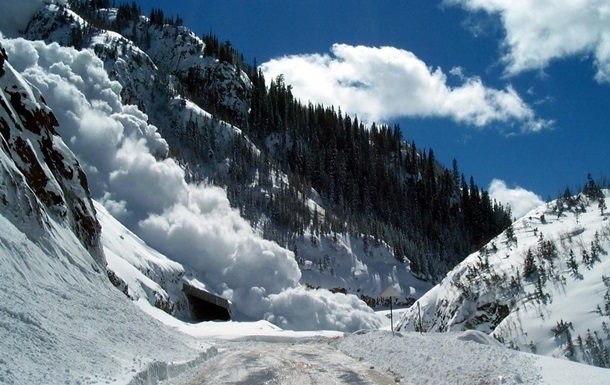 Сильные снегопады в Карпатской области и Закарпатье вызвали повышенную лавинную опасность сегодня и завтра.