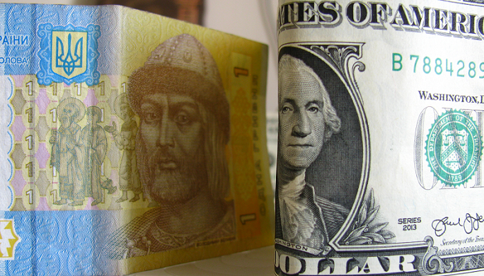В Україні офіційний курс гривні до долара почав коливатись. Так, американська валюта знову повернула собі 7 копійок. Крім того, євро відвоювало у гривні 5 копійок.