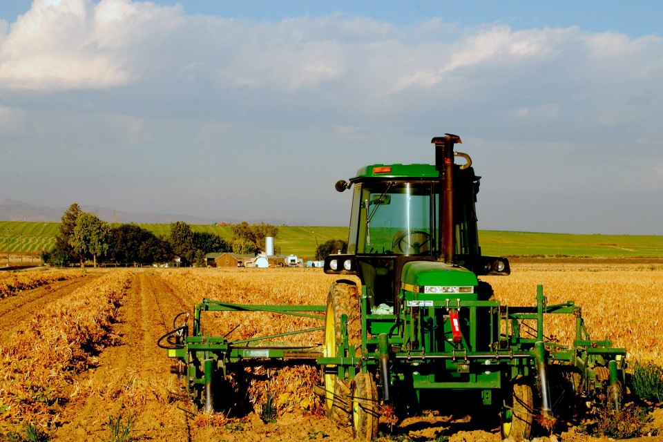 Кабінет міністрів України розширив перелік банківських установ, в які сільгоспвиробники зможуть звернутися для отримання 20% компенсації вартості придбаної сільськогосподарської техніки та обладнання.