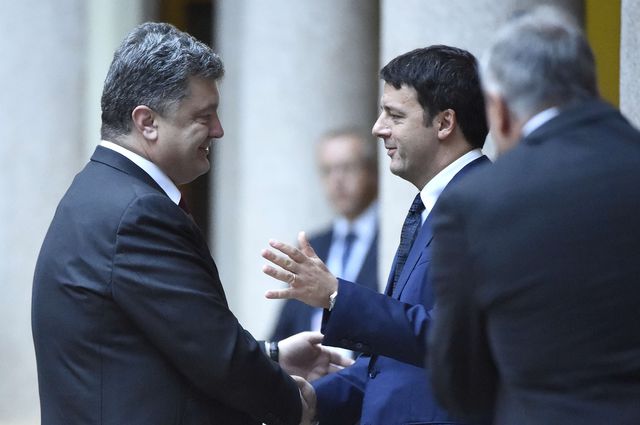 Президент Петр Порошенко заявил, что в плену у сепаратистов остаются более 400 заложников.
