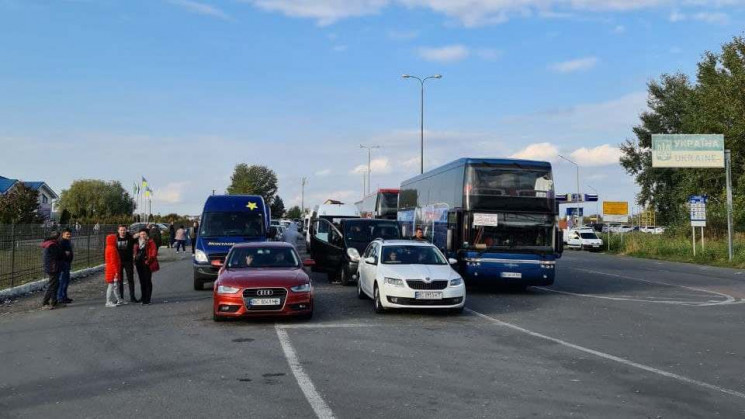 Для відновлення нормального руху угорці відкрили для автобусів додаткову смугу руху.