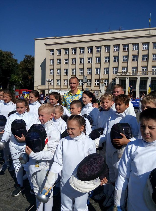 В Ужгороде массово отметили День физической культуры и спорта. Здесь площадь Народная превратилась в массовый спортплощадка.