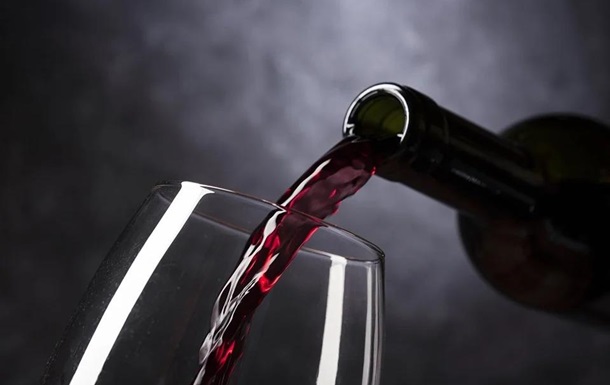 Умеренное потребление красного вина может помочь избежать возрастных проблем со здоровьем - таких, как диабет, болезнь Альцгеймера и болезни сердца.
