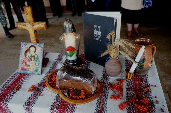 В суботу, 28 листопада, біля Обеліску Слави у смт. Буштино церковнослужителі провели поминальну панахиду за загиблими в часи голодоморів та політичних репресій.