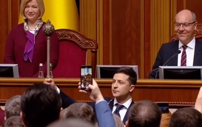 Глава держави Володимир Зеленський заявив про розпуск парламенту. Дострокові вибори в парламент відбудуться влітку.