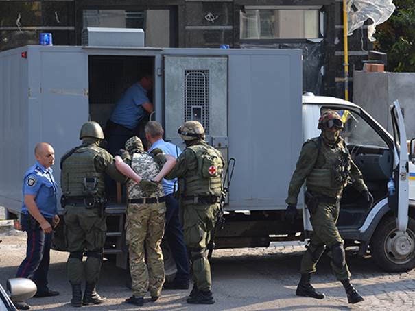 В Ужгороде полиция спасала условных заложников из помещения горсовета / ВИДЕО