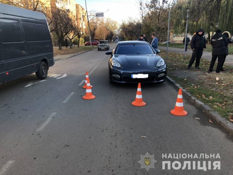 Правоохоронці розпочали перевірку за фактом наїзду на пішохода в Ужгороді. Водія авто опитують, 12-річну дівчинку доправили до лікарні.