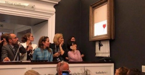 Вуличний художник Бенксі оприлюднив відео, як у раму його відомої картини вмонтовували механізм для подрібнення паперу (шредер), який порізав полотно після його покупки на аукціоні.

