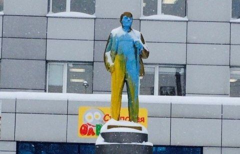 У Росії радянські пам’ятники розмалювали у синьо-жовті кольори
